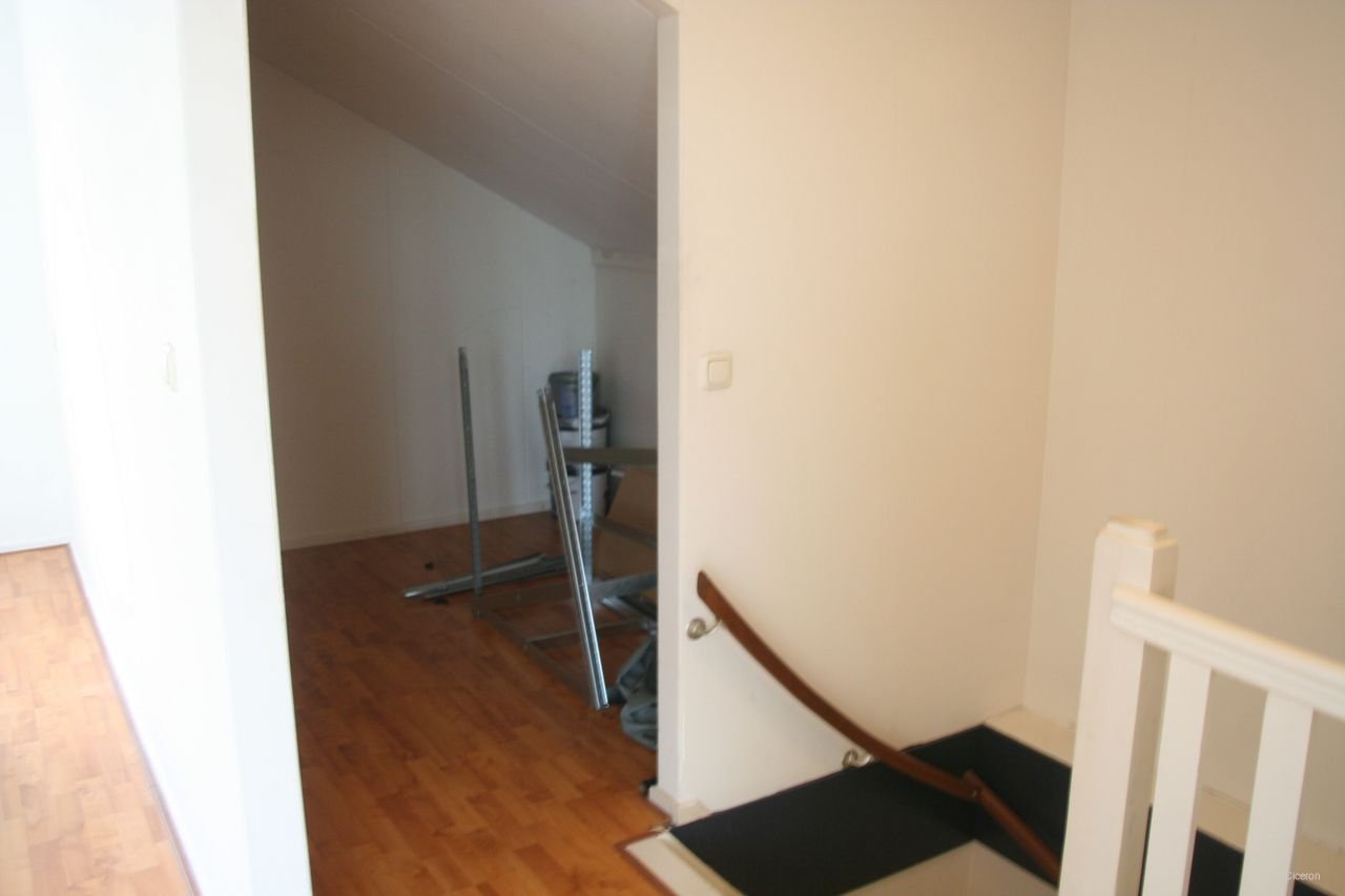 Upper-floor apartment with 3 balconies in Leiden - Image 8