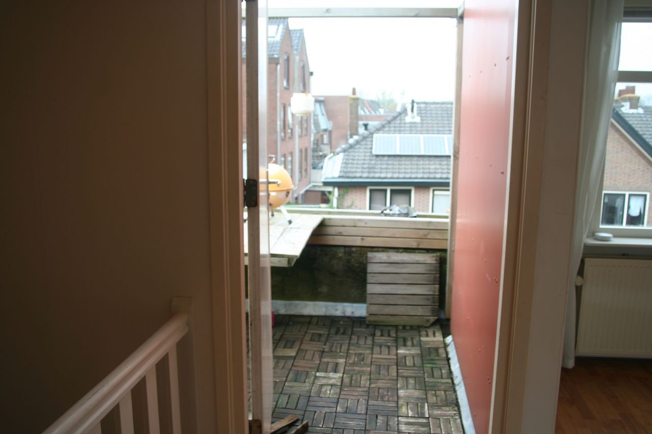 Upper-floor apartment with 3 balconies in Leiden - Image 7