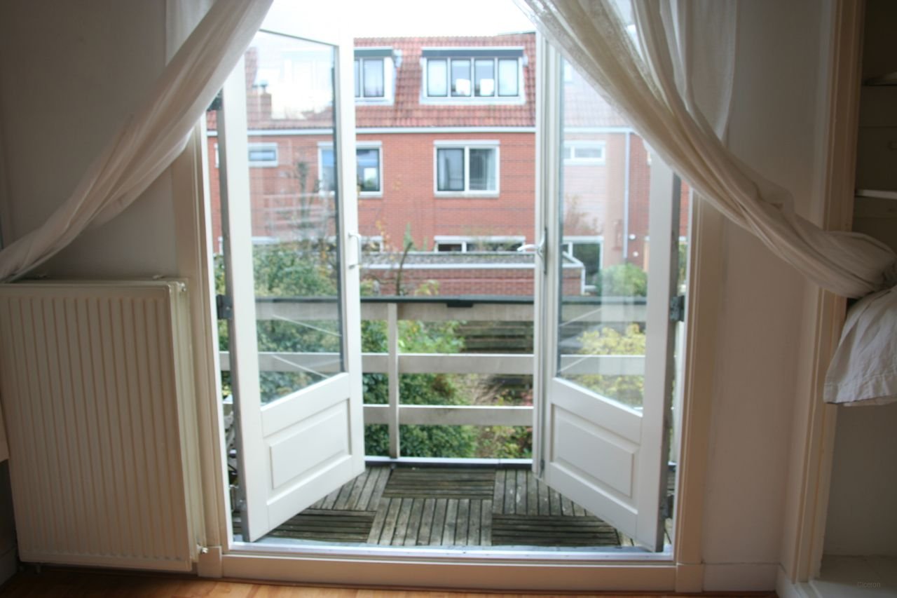 Upper-floor apartment with 3 balconies in Leiden - Image 16