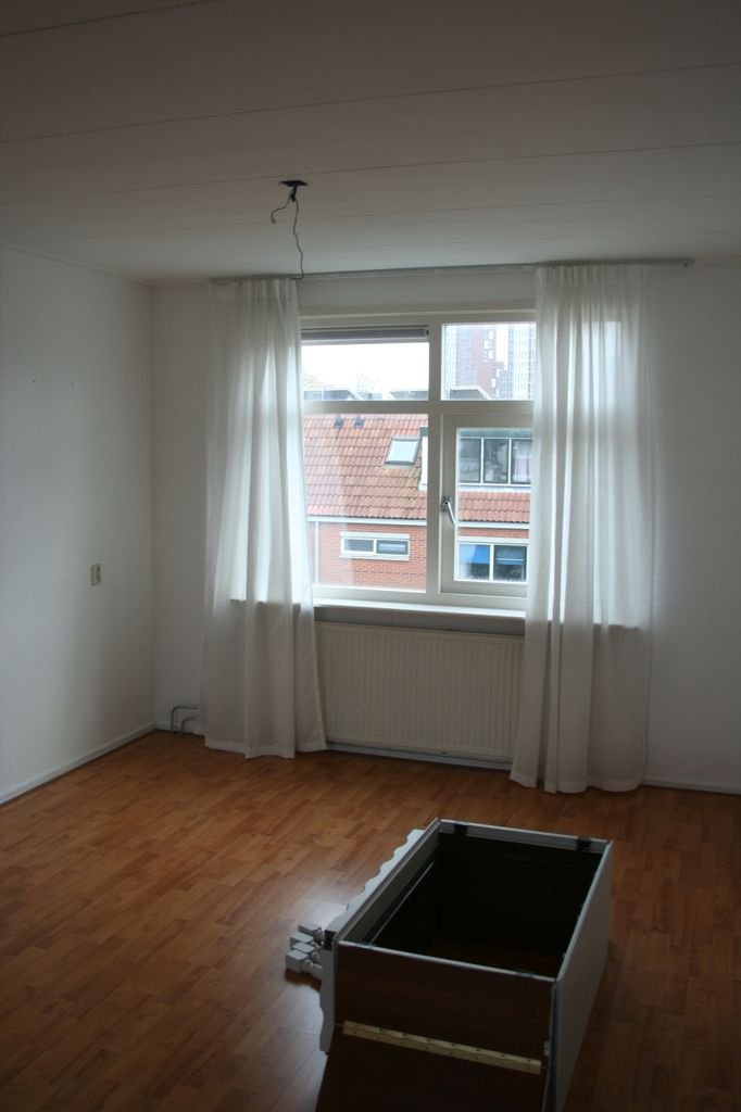Upper-floor apartment with 3 balconies in Leiden - Image 3