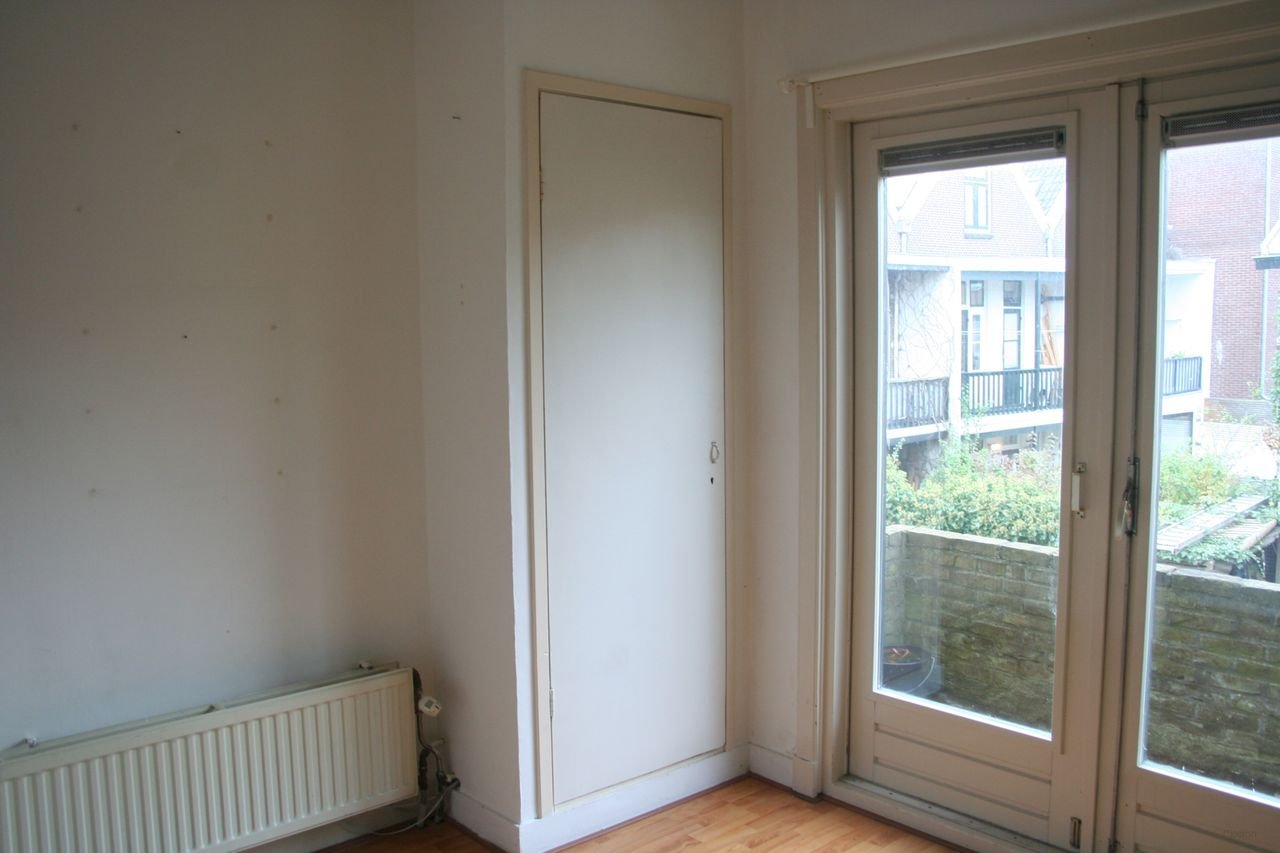 Upper-floor apartment with 3 balconies in Leiden - Image 19
