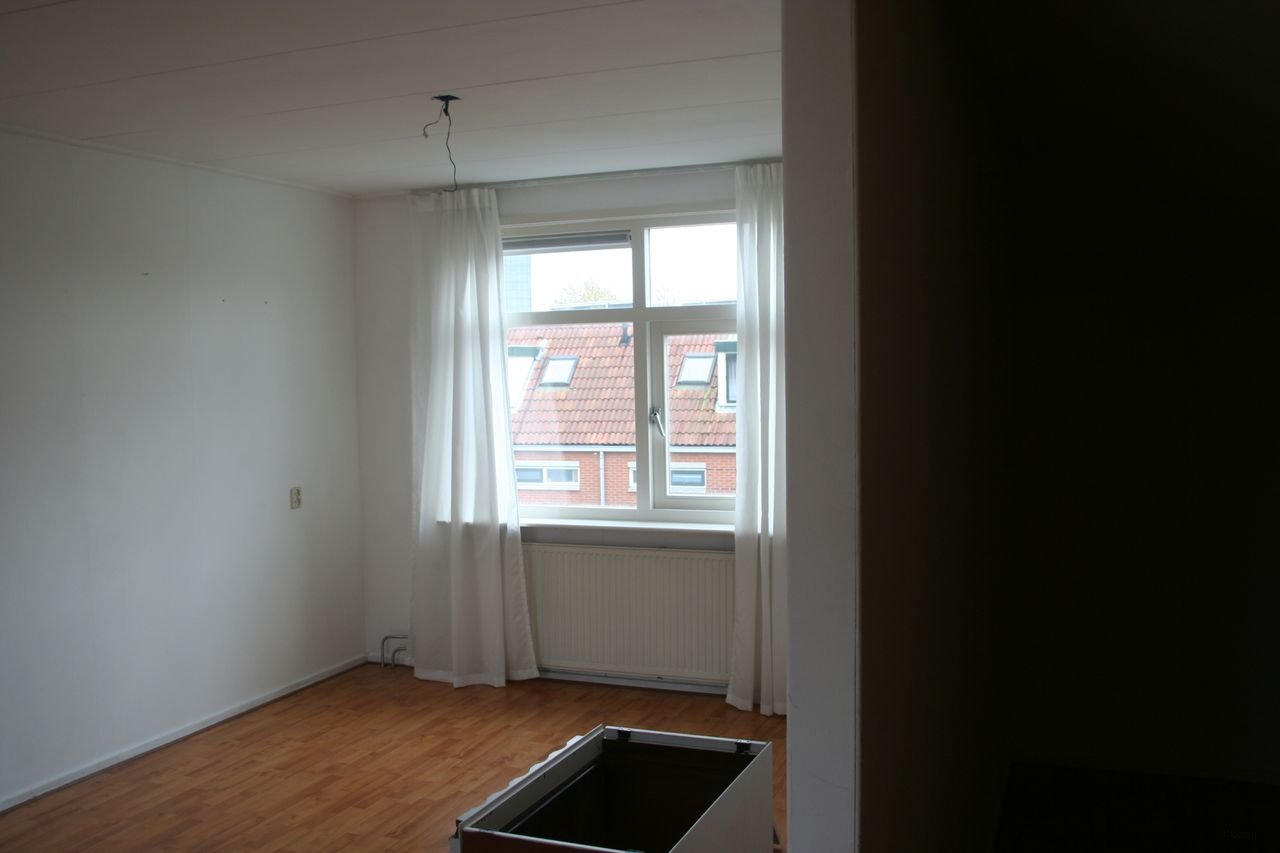 Upper-floor apartment with 3 balconies in Leiden - Image 4
