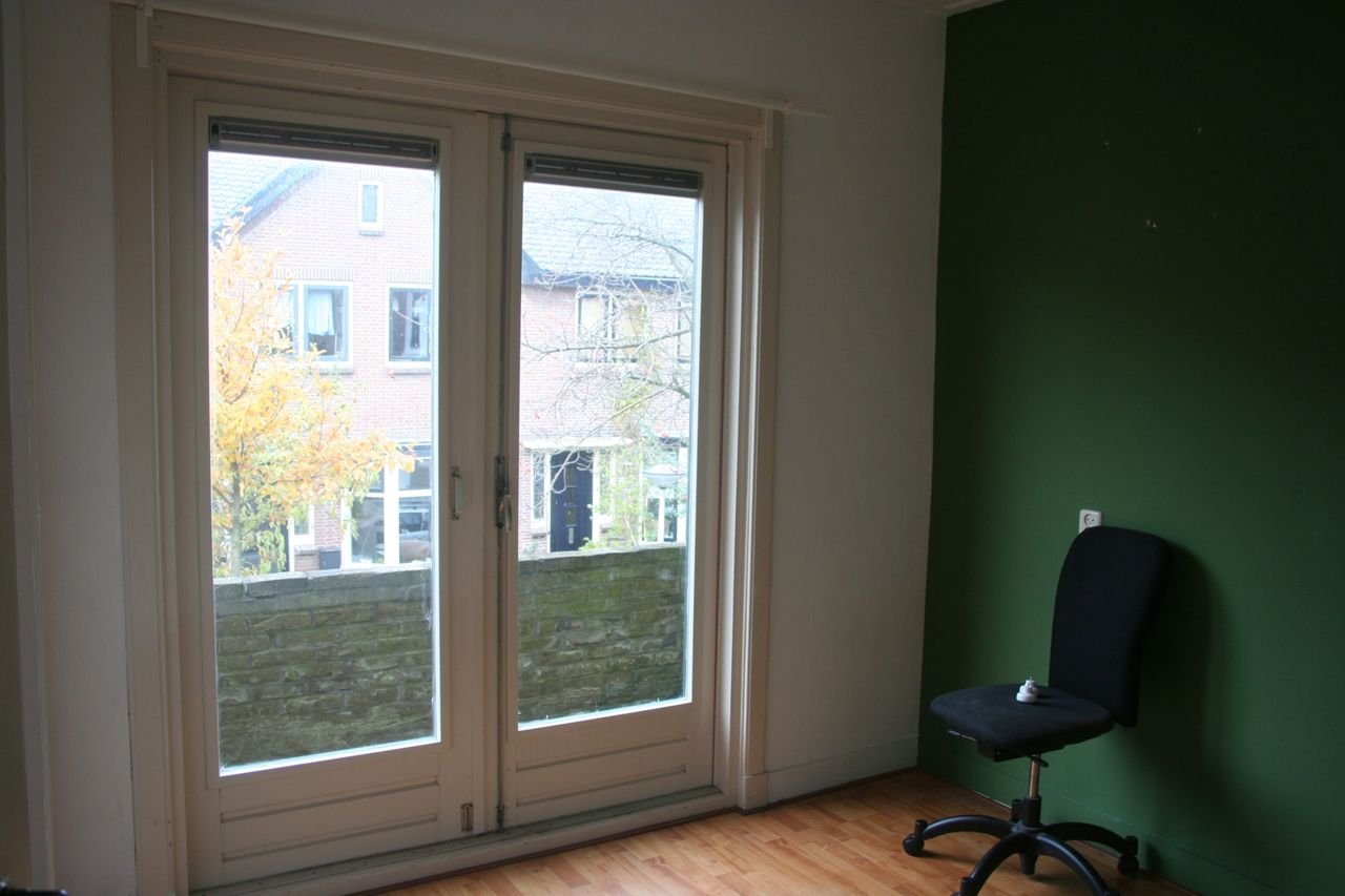 Upper-floor apartment with 3 balconies in Leiden - Image 18