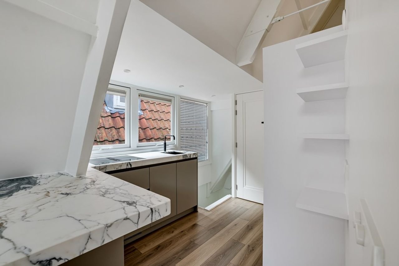 Gerenoveerde studio: Zicht op de Waag - Afbeelding 10