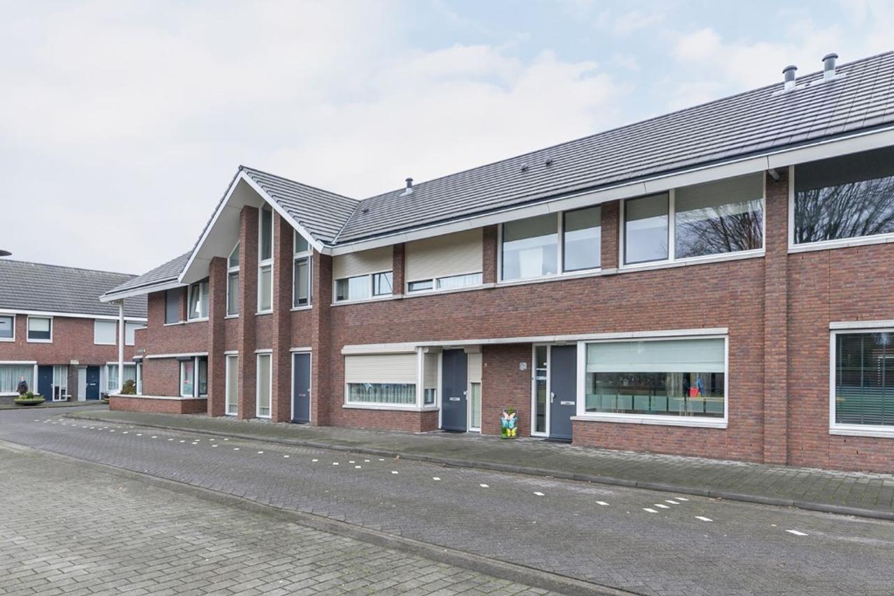 Lichte tussenwoning met 4 slaapkamers in Helmond - Afbeelding 1