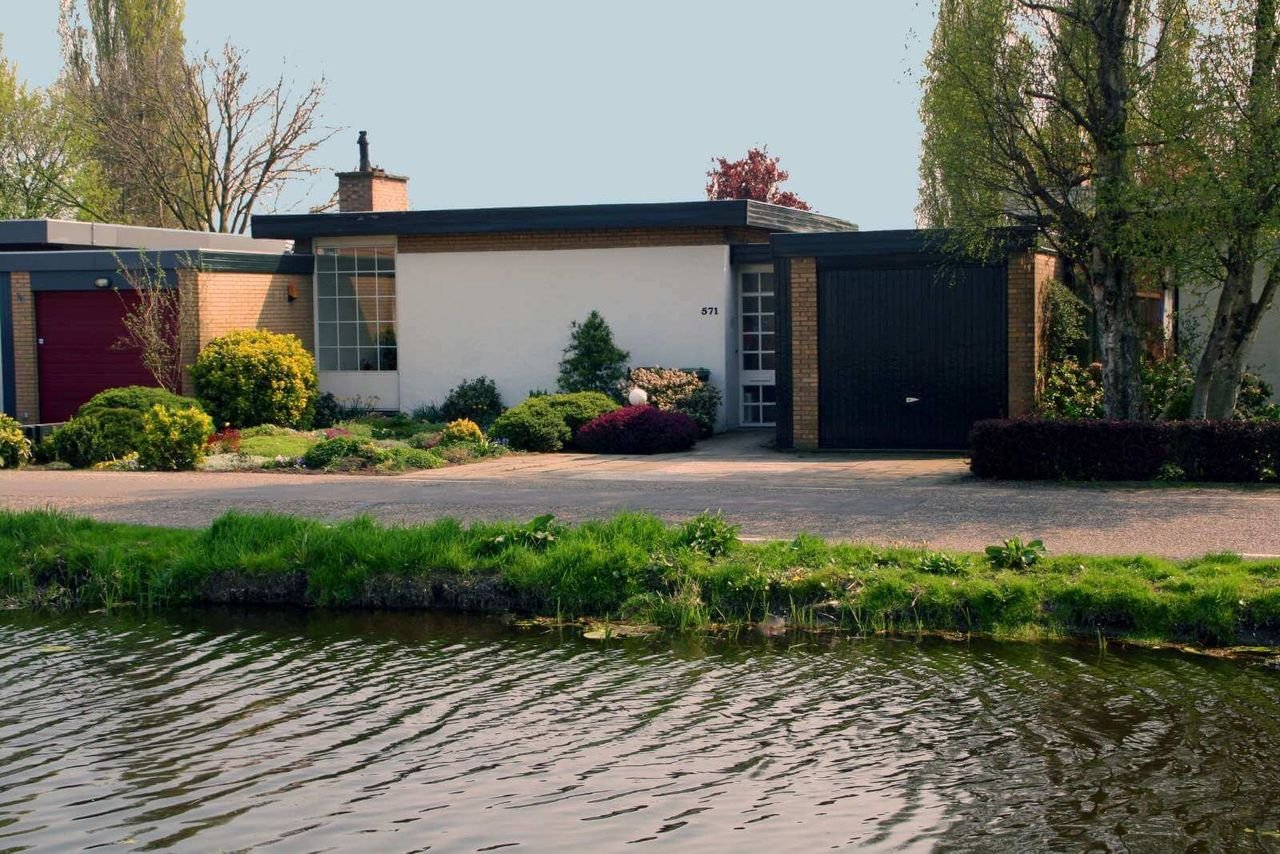 Vrijstaande bungalow aan de Rodenrijse Vaart - Afbeelding 1