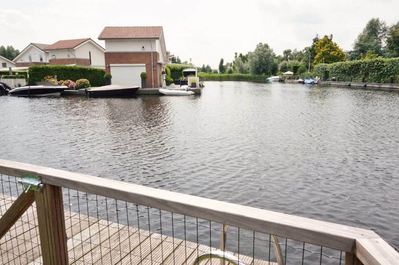 Vrijstaand huis met eigen steiger - Afbeelding 1