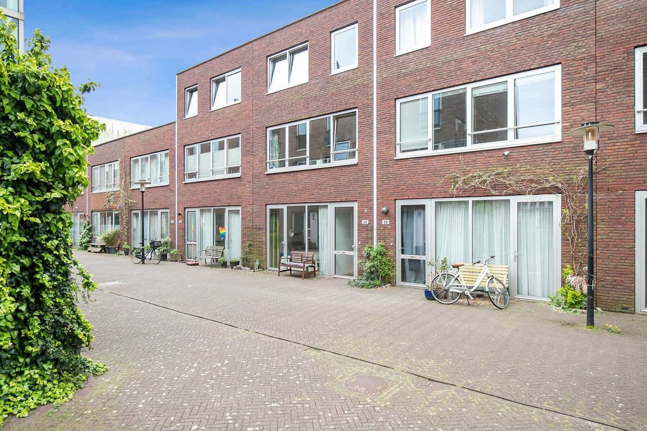 Drie verdiepingen wonen met parkeerplek - Afbeelding 1