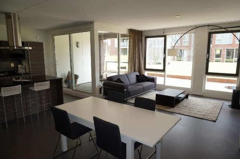 Luxury ground-floor apartment with private parking - Image 1