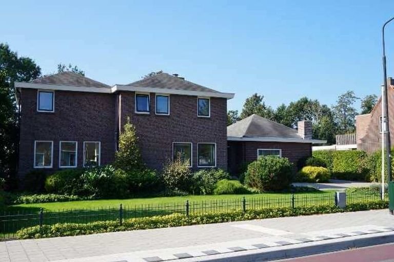 Vrijstaande villa met kantoor en sauna - Afbeelding 1