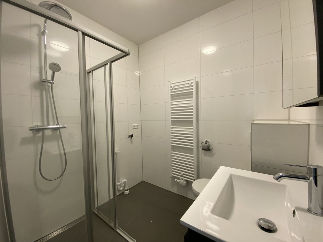 Gerenoveerd 5-kamer appartement met breed balkon - Afbeelding 15