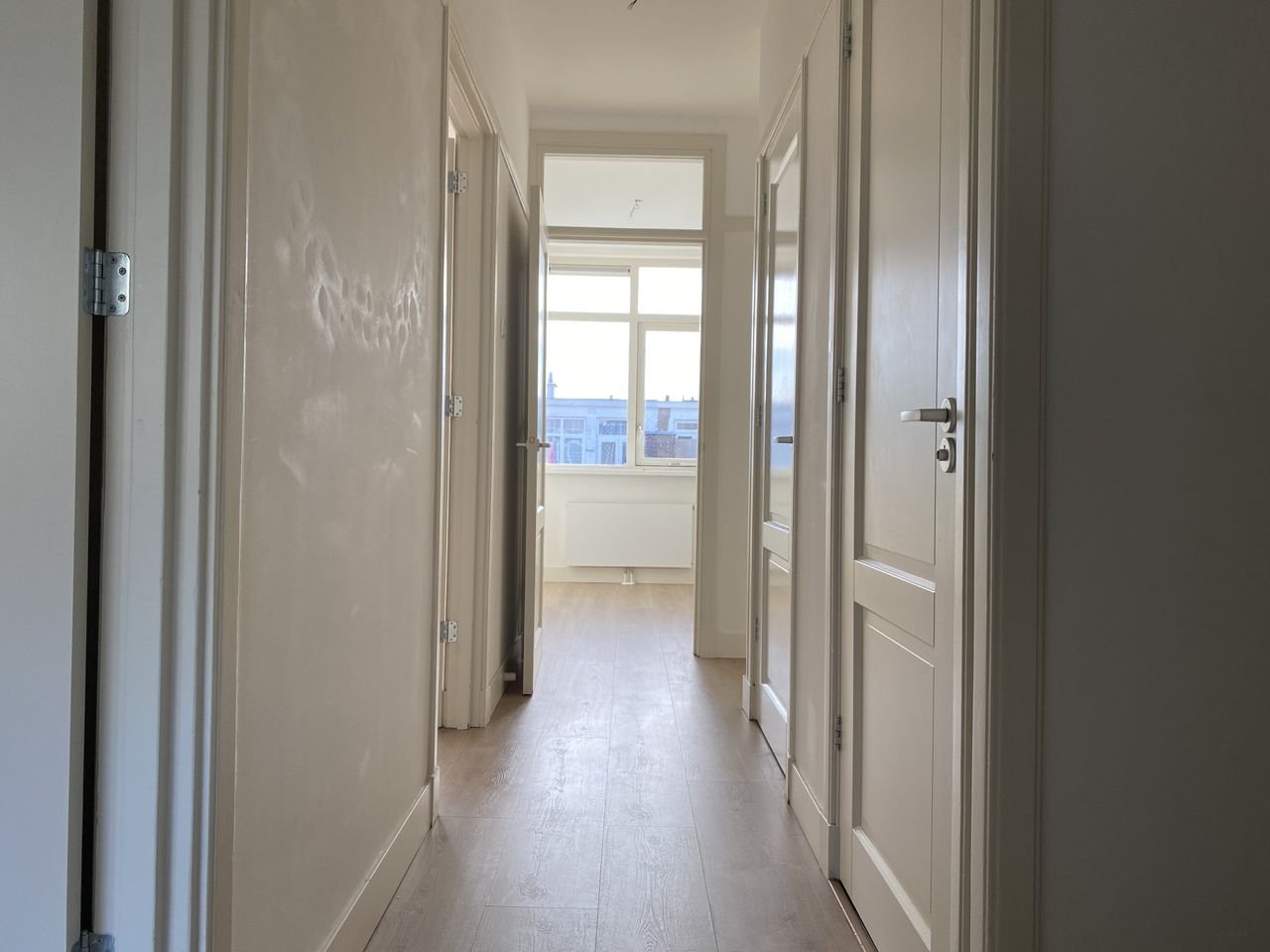 Gerenoveerd 5-kamer appartement met breed balkon - Afbeelding 10