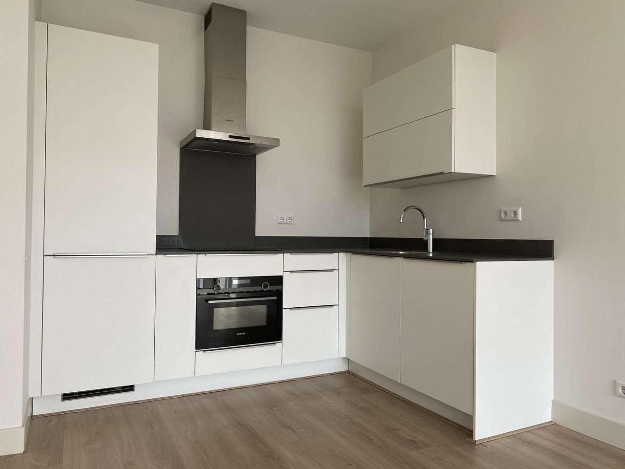 Gerenoveerd 5-kamer appartement met breed balkon - Afbeelding 3