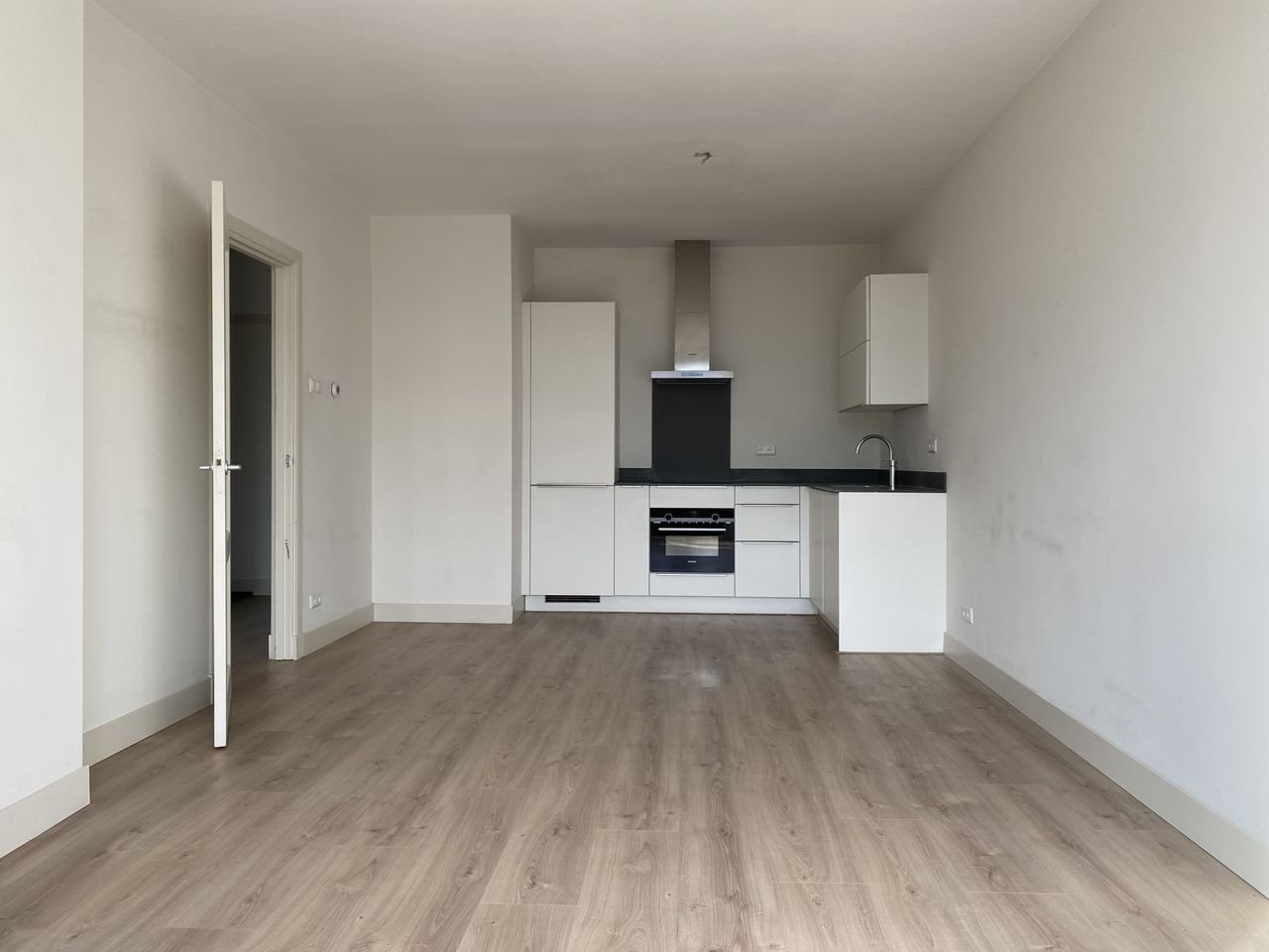 Gerenoveerd 5-kamer appartement met breed balkon - Afbeelding 2