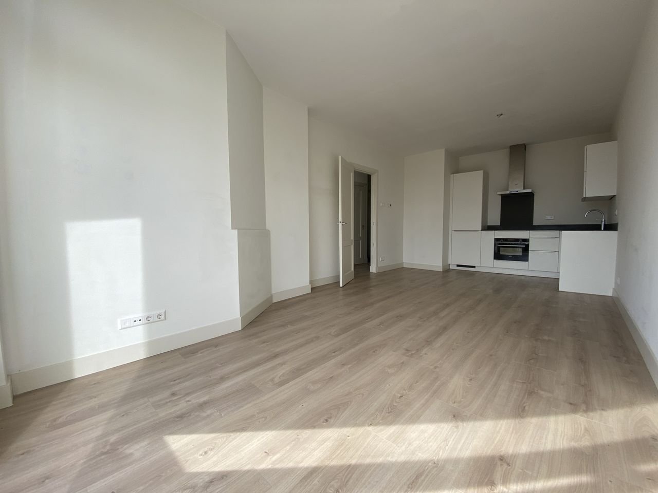 Gerenoveerd 5-kamer appartement met breed balkon - Afbeelding 4