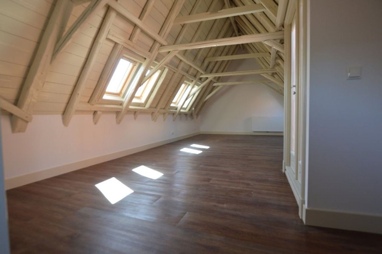 Spacious historic building on Aplein - Image 11