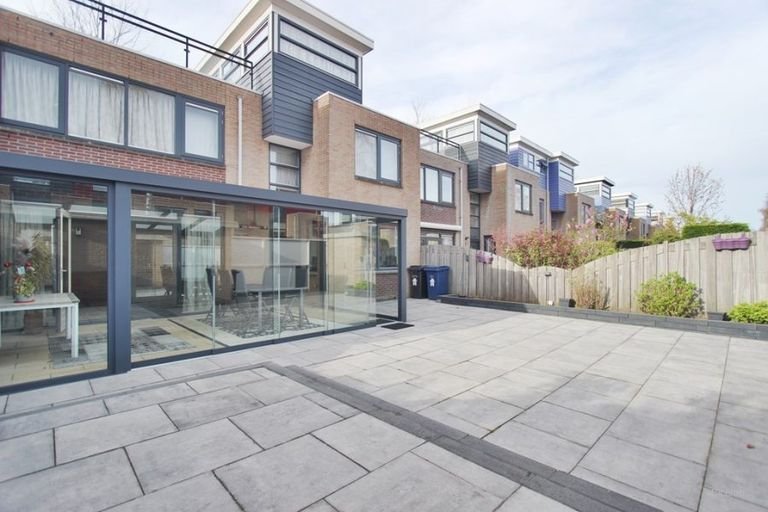 Ruime gezinswoning met serre in Almere - Afbeelding 4