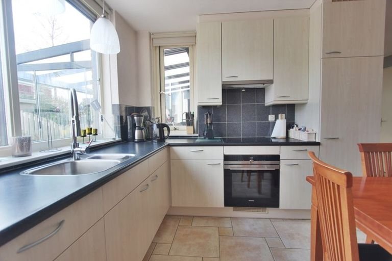 Ruime gezinswoning met serre in Almere - Afbeelding 12