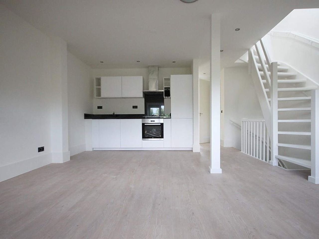 Dubbel bovenhuis met balkon bij de Haagse Markt - Afbeelding 1