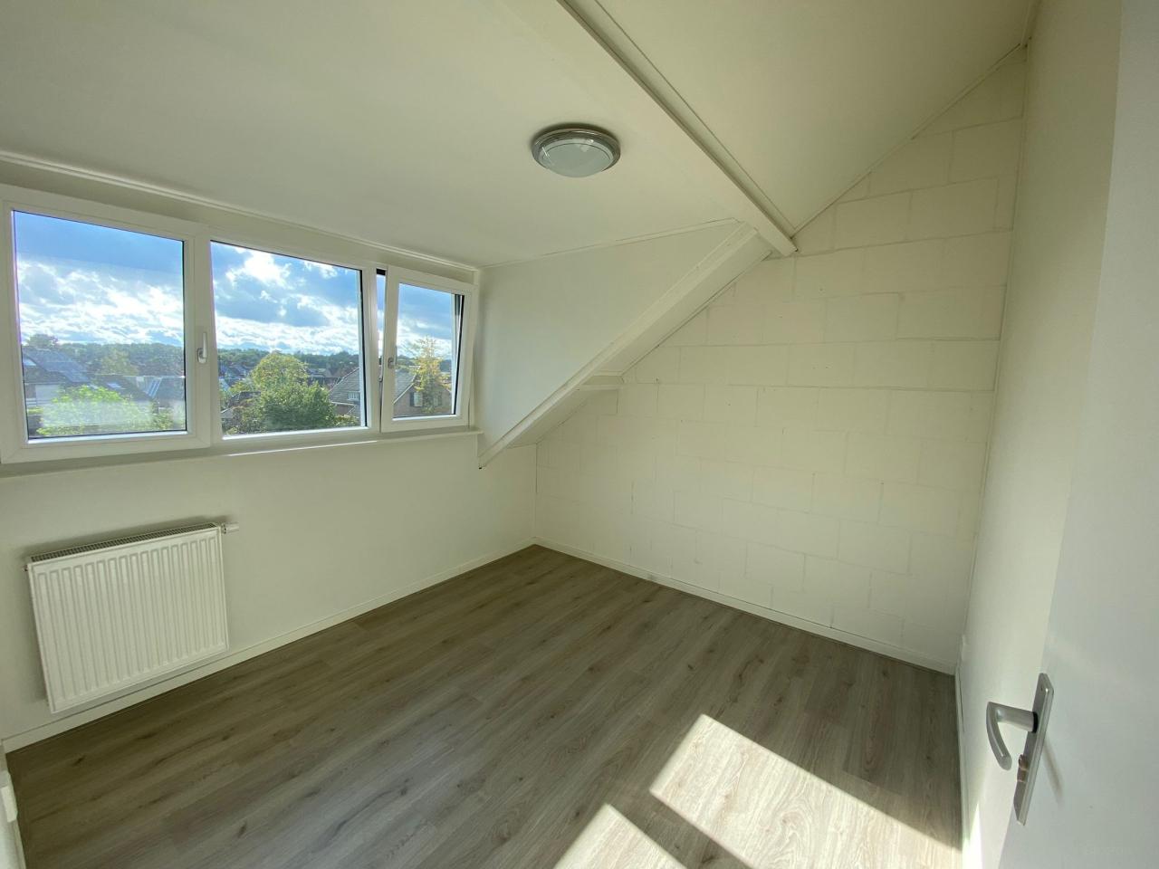 Studentenkamer met tuin aan het water - Afbeelding 1