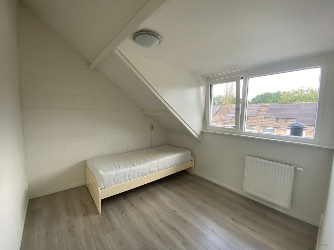 Kamer met tuin aan het water - Afbeelding 1