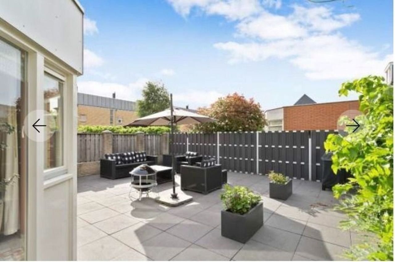 Spacious home with garage and garden - Image 5