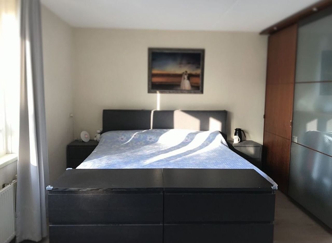 Spacious home with garage and garden - Image 9