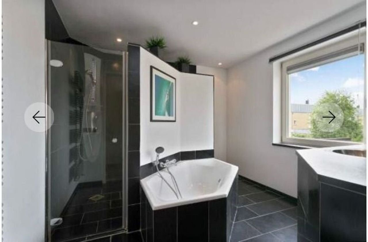 Spacious home with garage and garden - Image 11