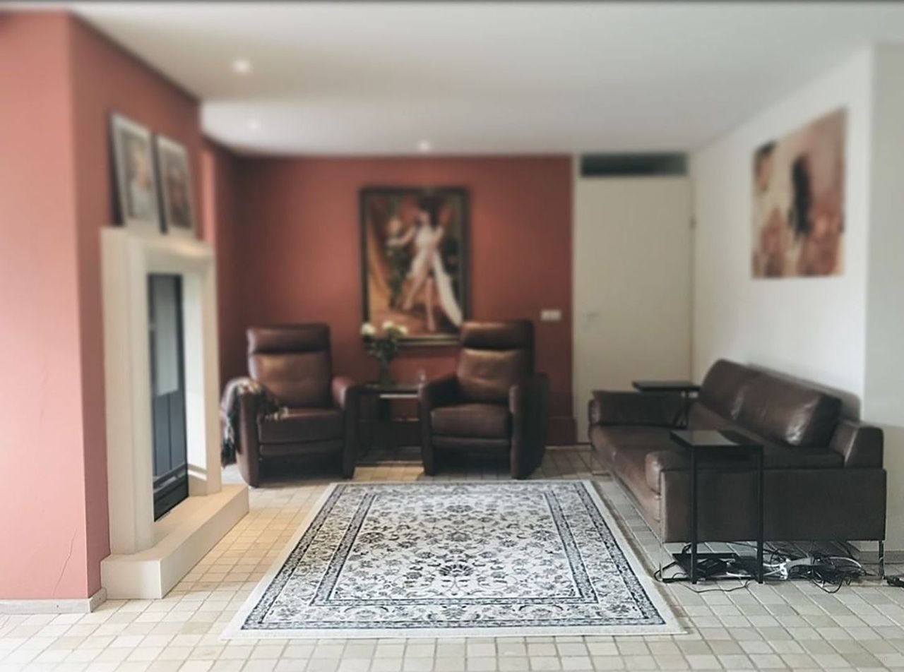 Spacious home with garage and garden - Image 4