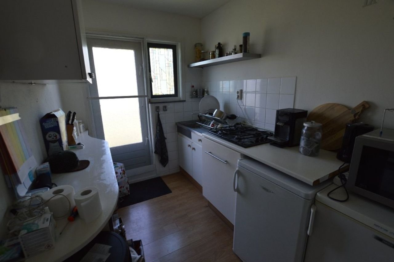 Ruime studio met balkon in Veerallee - Afbeelding 4