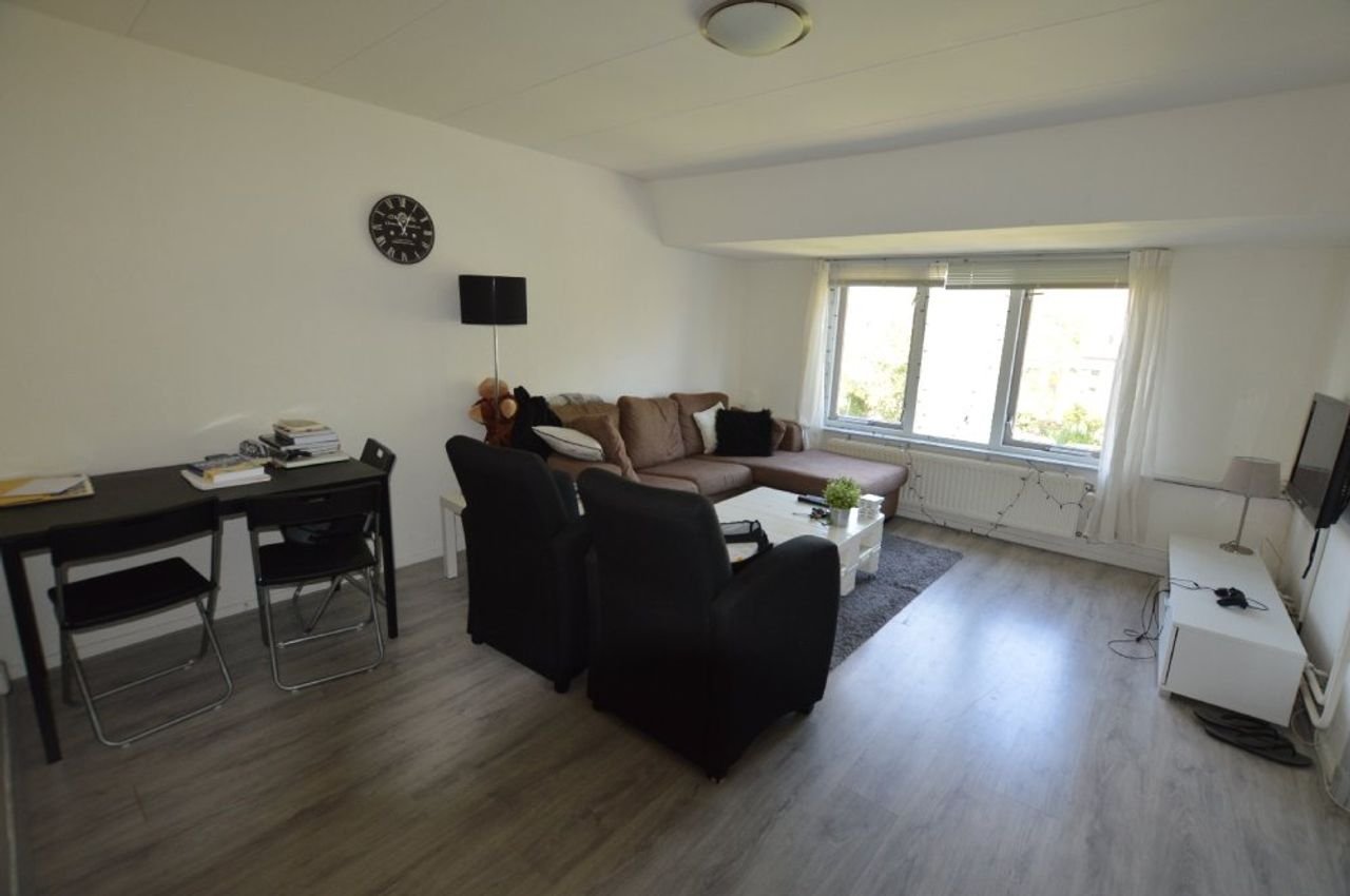 Ruime studio met balkon in Veerallee - Afbeelding 3