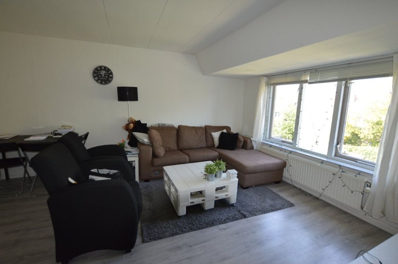 Ruime studio met balkon in Veerallee - Afbeelding 5