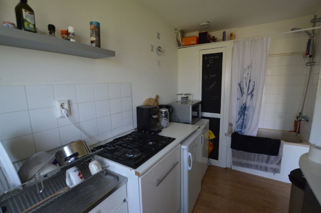 Ruime studio met balkon in Veerallee - Afbeelding 7