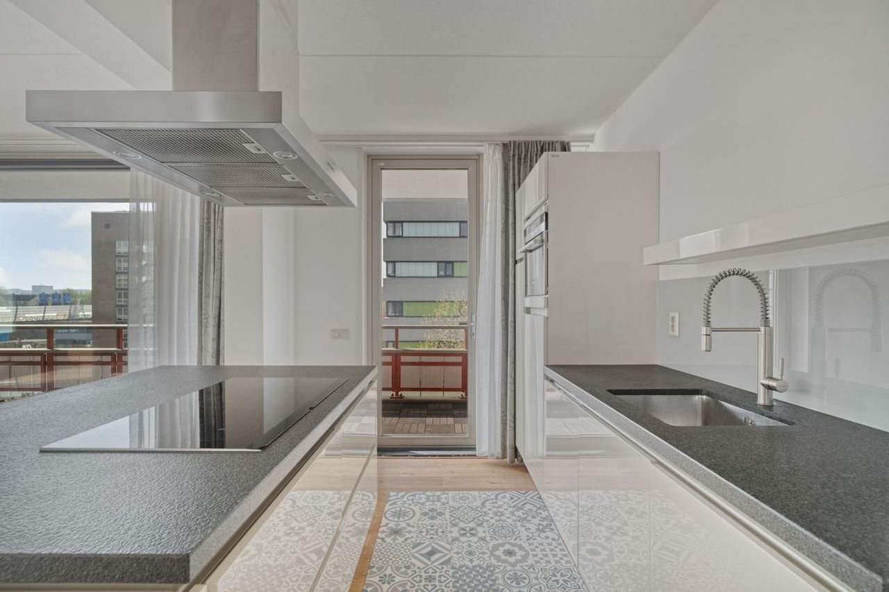 120 m² penthouse with sunny balcony - Image 7