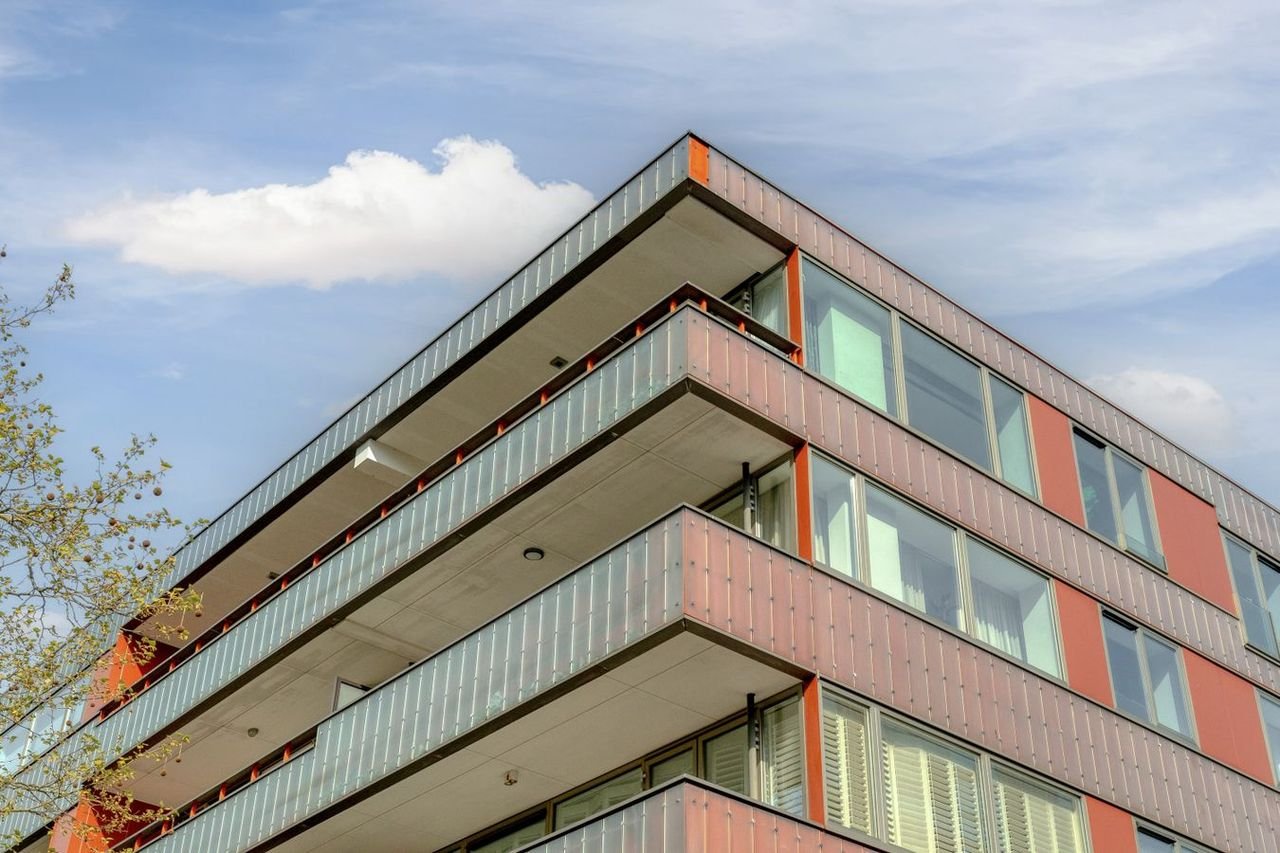 120 m² penthouse with sunny balcony - Image 1