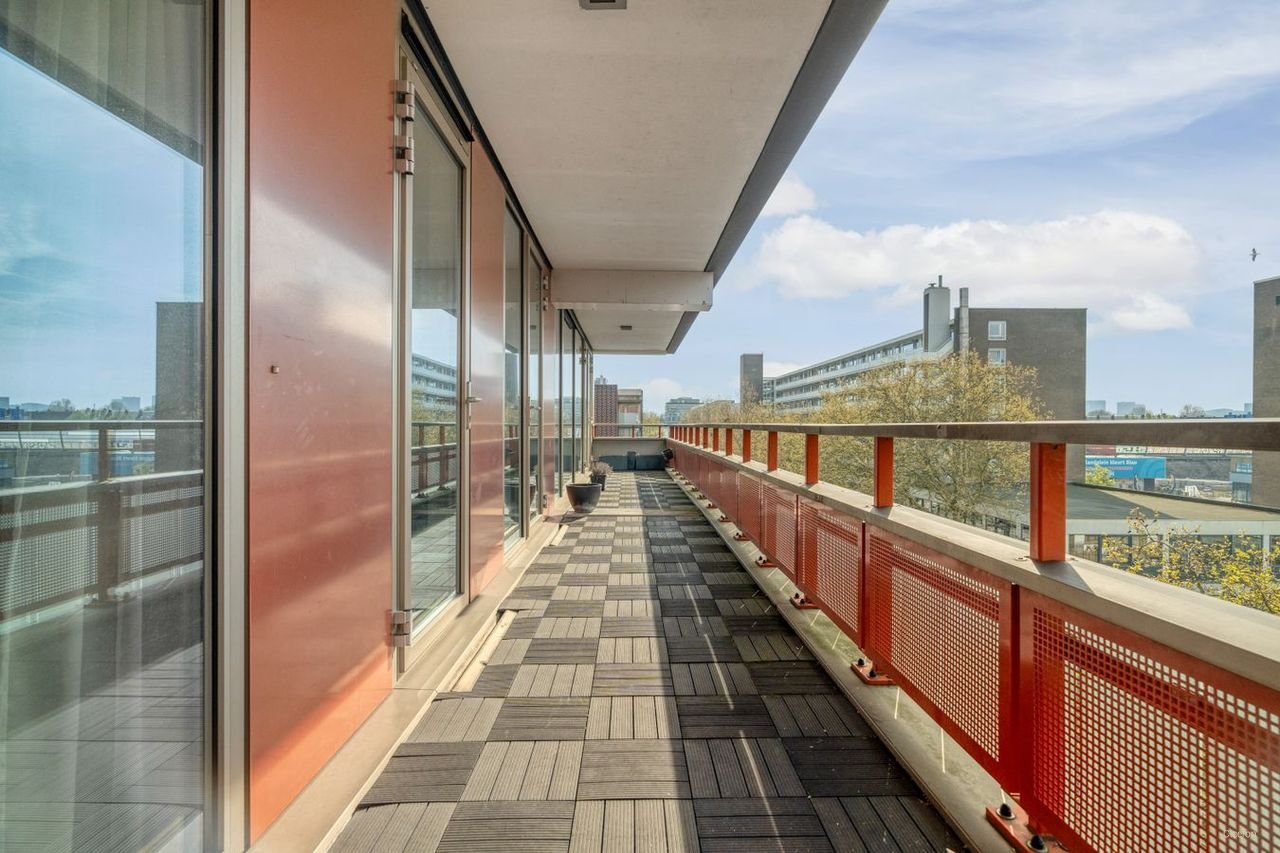 120 m² penthouse with sunny balcony - Image 11