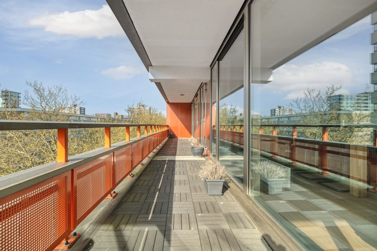 120 m² penthouse with sunny balcony - Image 10