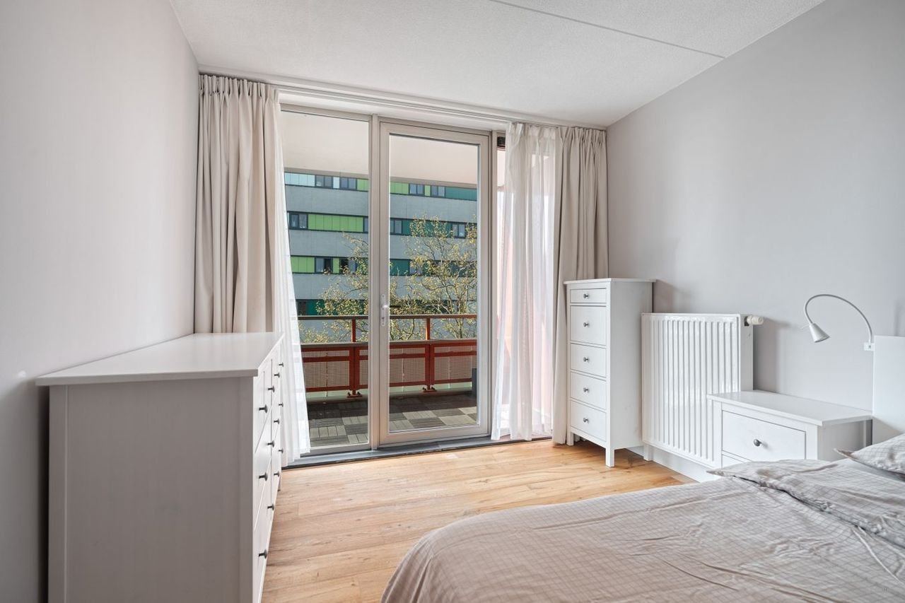 120 m² penthouse with sunny balcony - Image 9