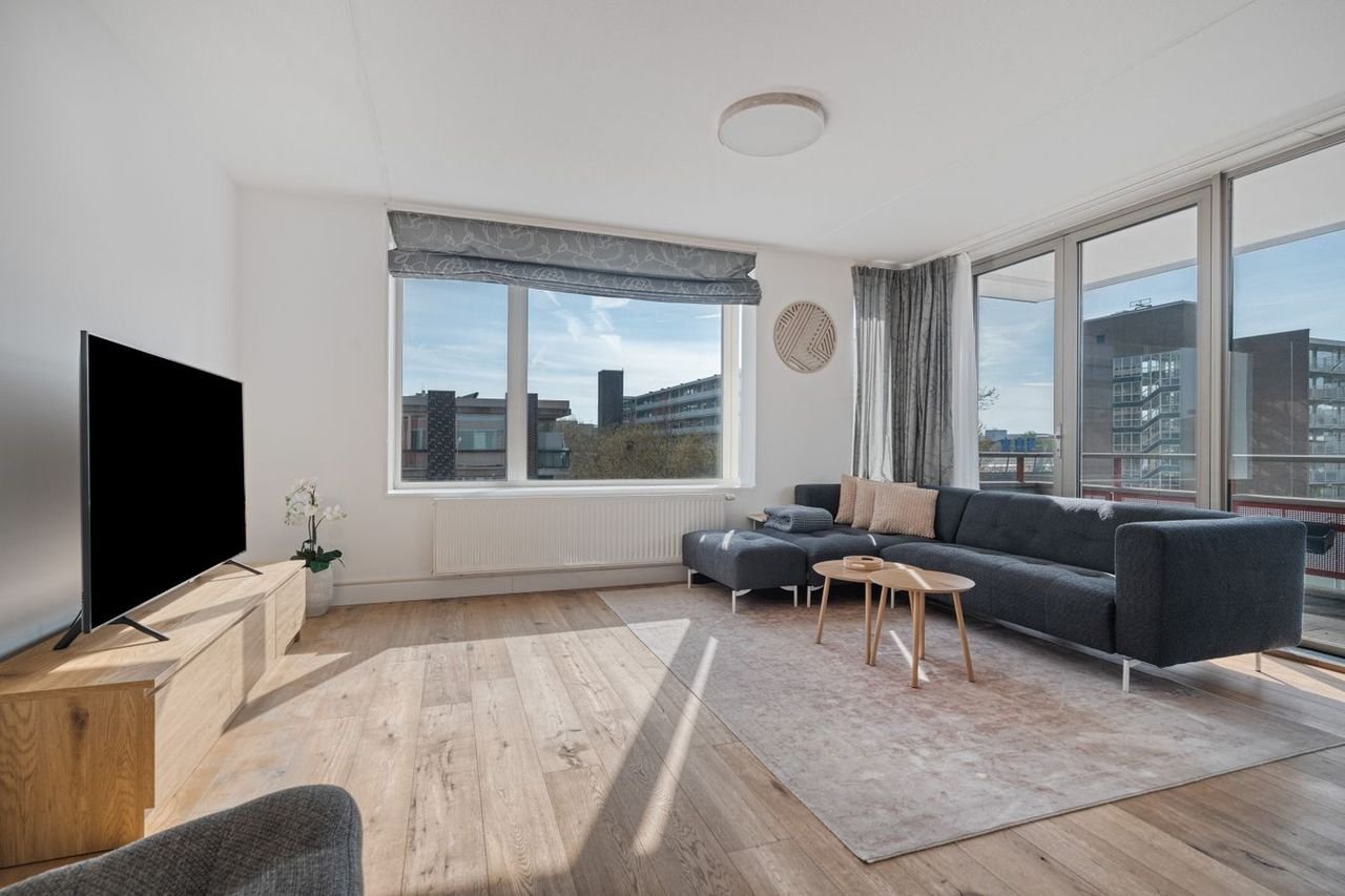 120 m² penthouse with sunny balcony - Image 3
