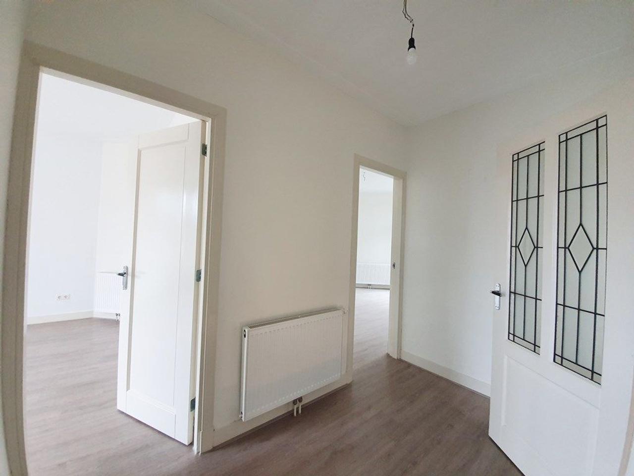 3-Bedroom Apartment on Amstelkade - Image 2