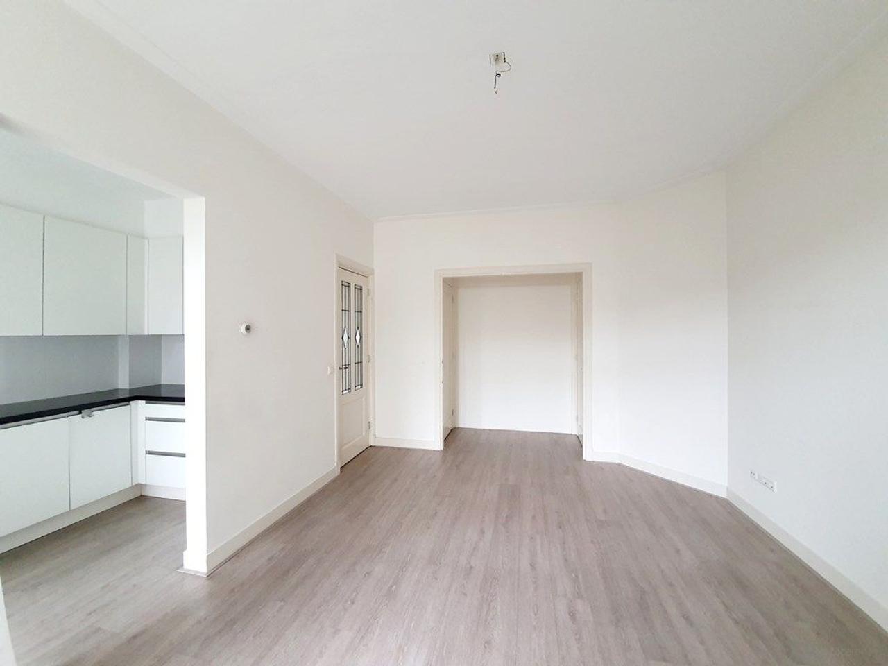 3-Bedroom Apartment on Amstelkade - Image 4