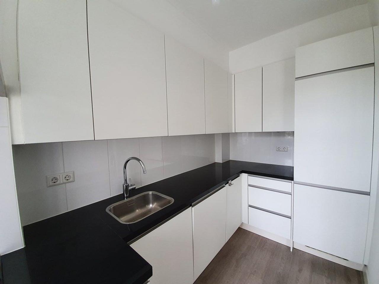 3-Bedroom Apartment on Amstelkade - Image 6