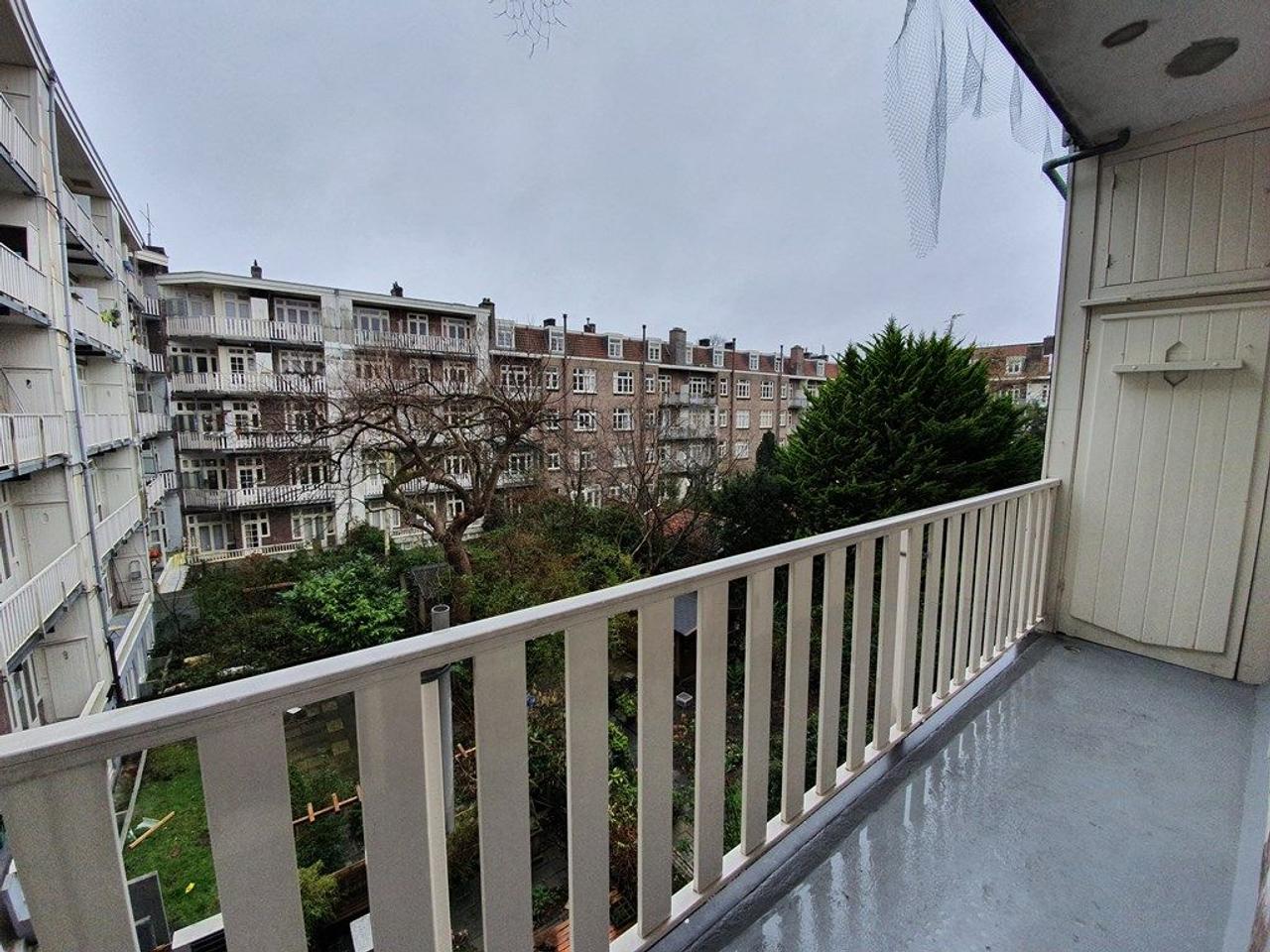 3-Bedroom Apartment on Amstelkade - Image 8