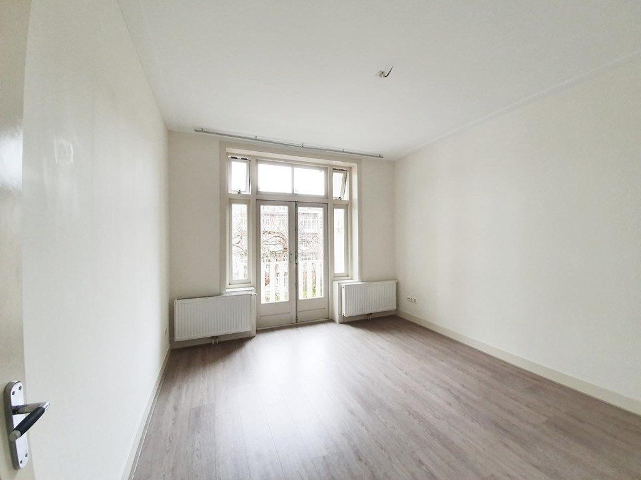 3-Bedroom Apartment on Amstelkade - Image 9