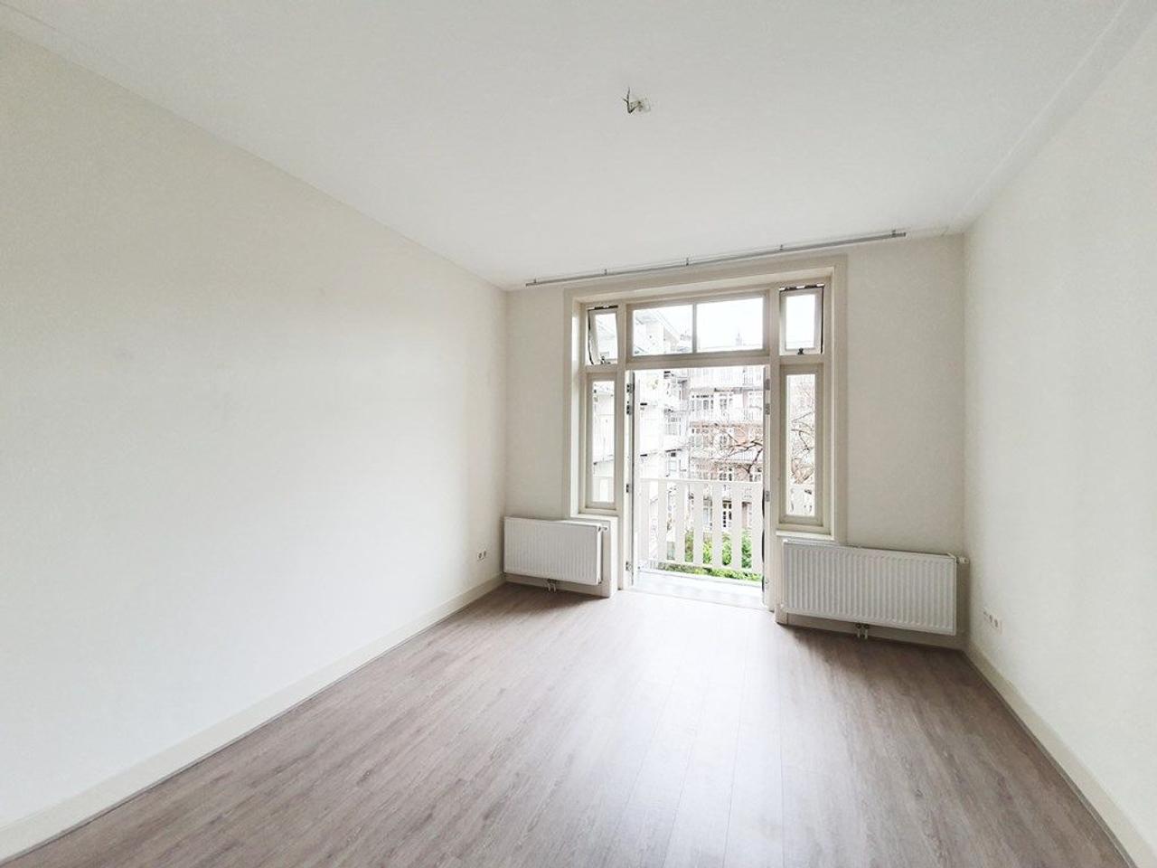 3-Bedroom Apartment on Amstelkade - Image 10