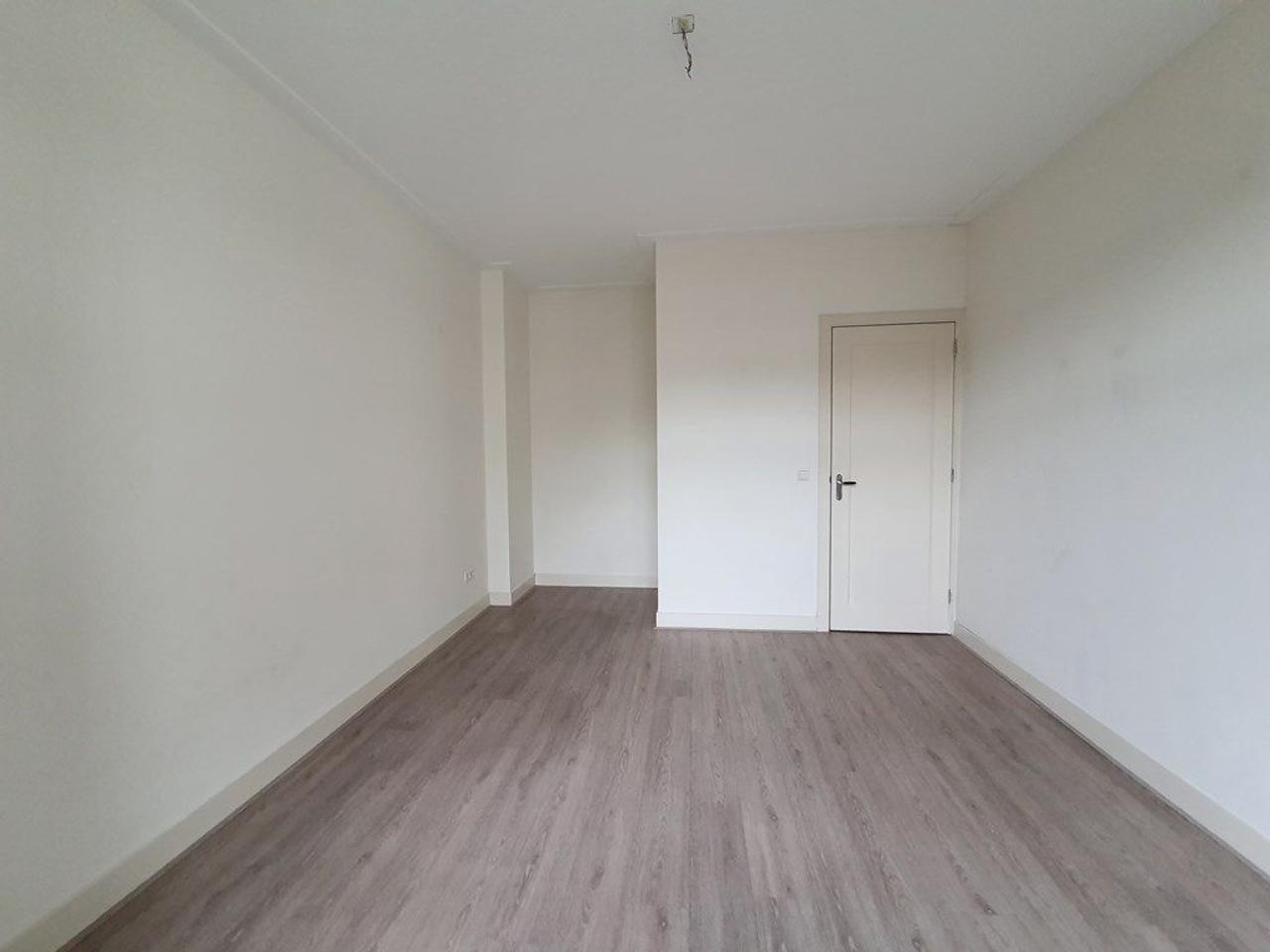 3-Bedroom Apartment on Amstelkade - Image 11