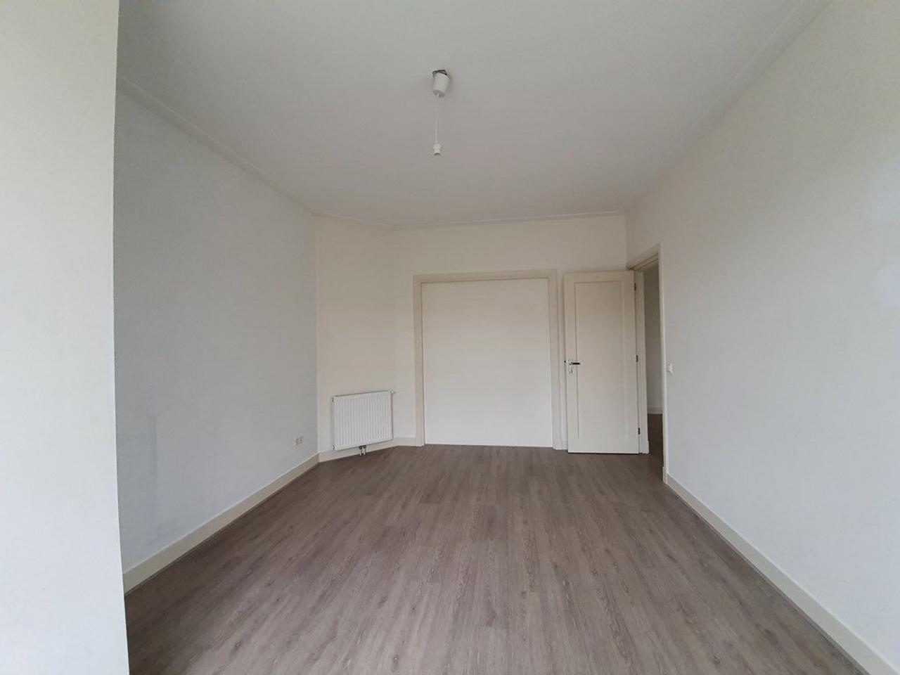 3-Bedroom Apartment on Amstelkade - Image 16