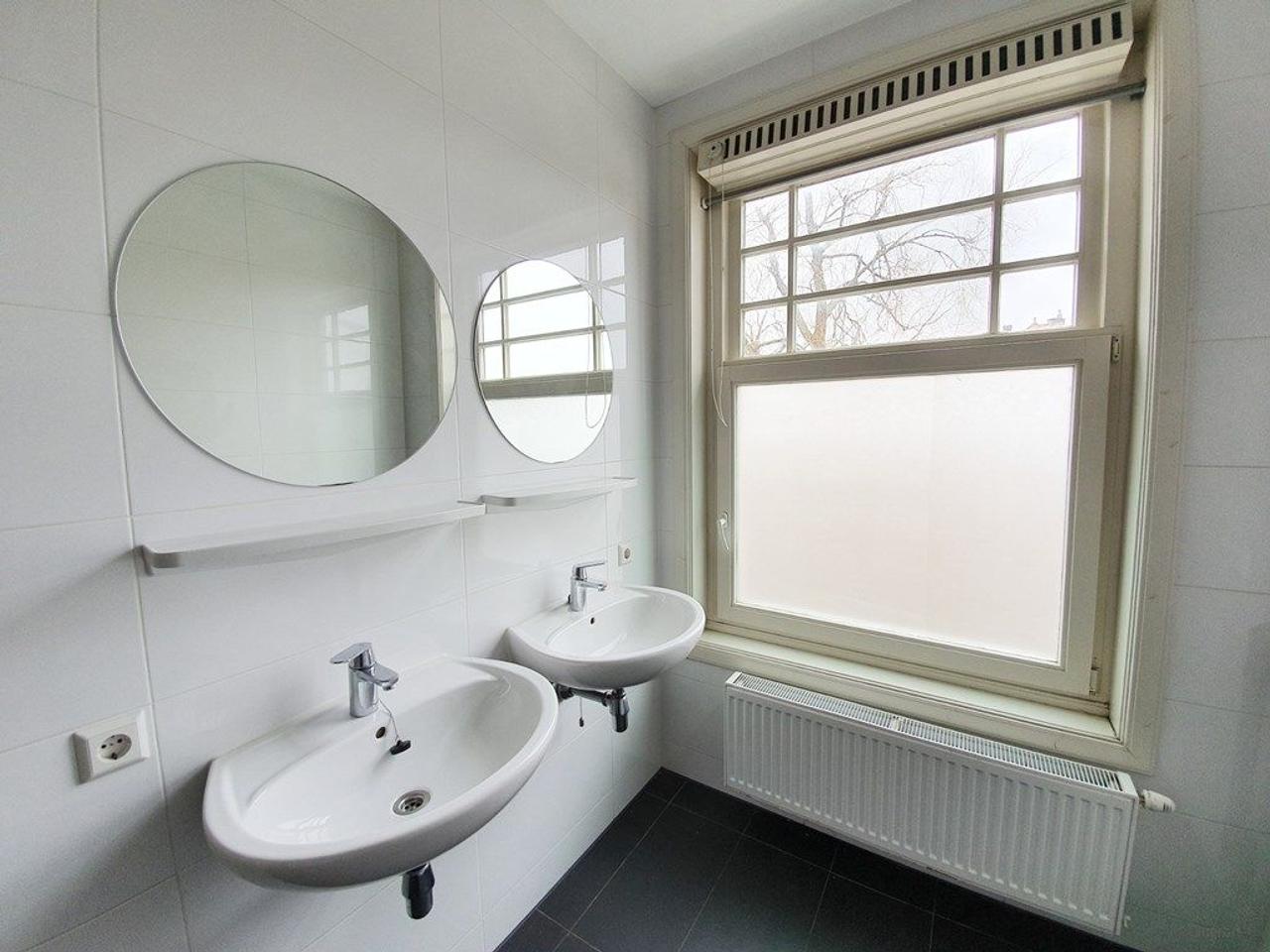 3-Bedroom Apartment on Amstelkade - Image 17