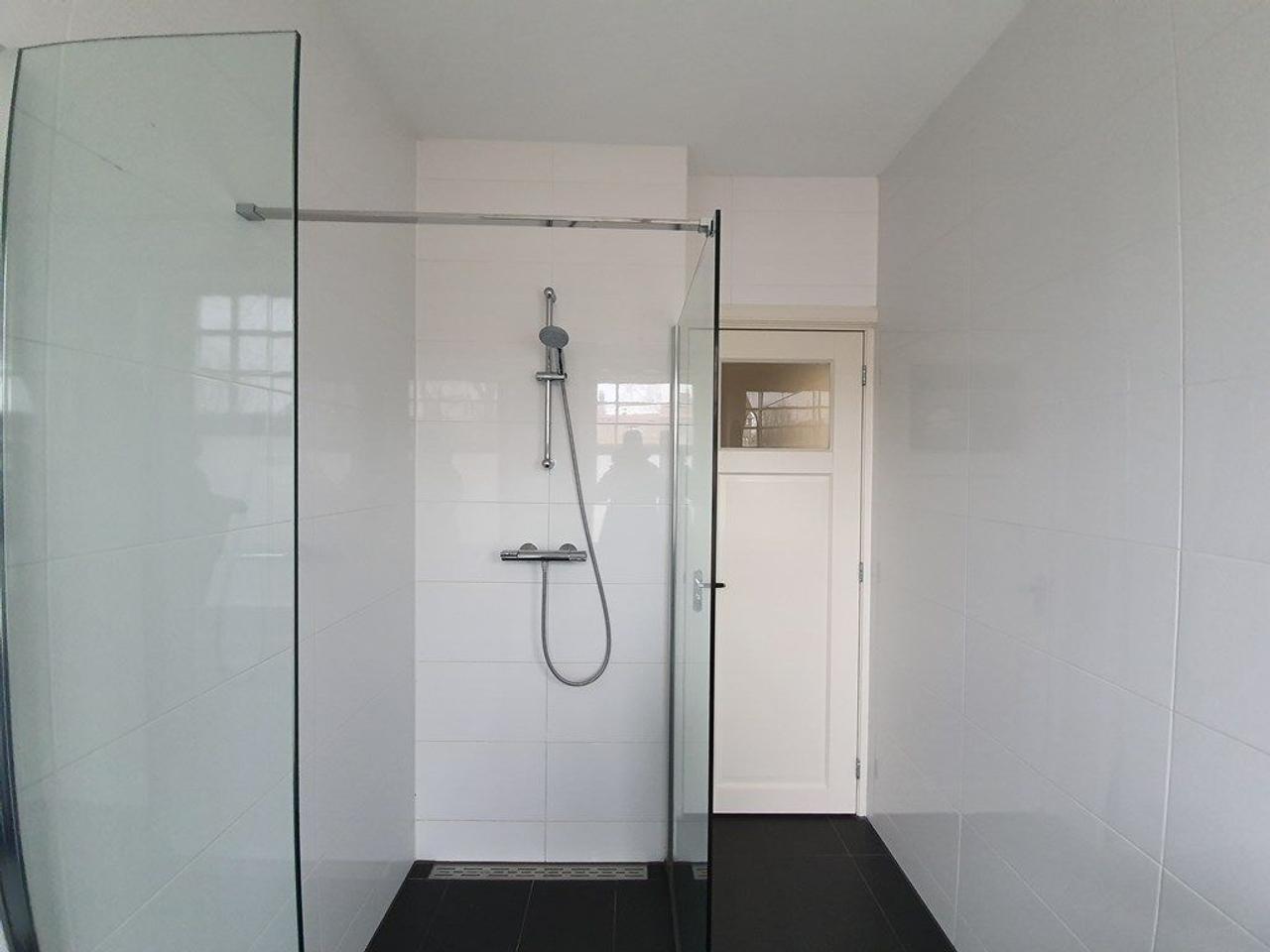 3-Bedroom Apartment on Amstelkade - Image 18