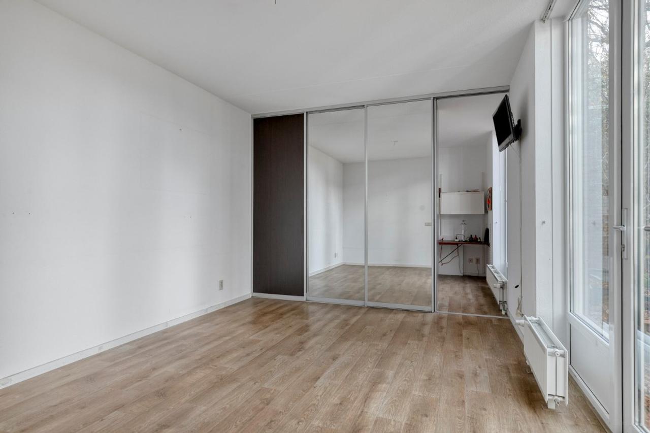 Spacious Living: 4 Bedrooms and Garage in Weert - Image 13